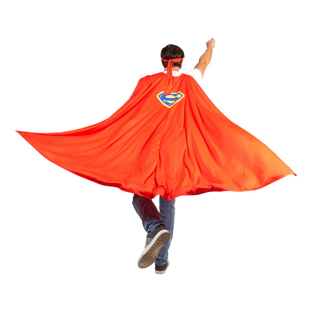 Achterzijde super hero cape Reddy met blauw-geel schildembleem op het rugpand