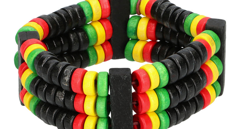 Armband One love met drie rijen kralen in zwart, rood, geel en groen, verbonden door zwarte balkjes