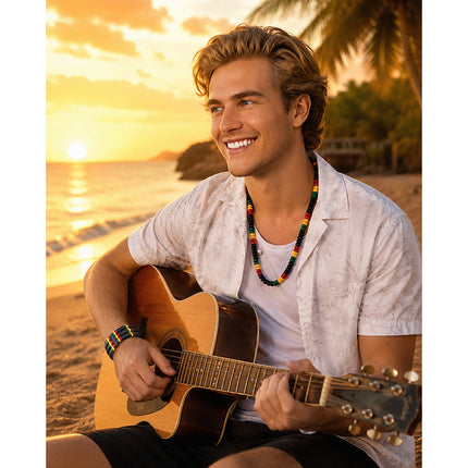 Armband One love om de pols van een gitarist op het strand, passend bij een beach party