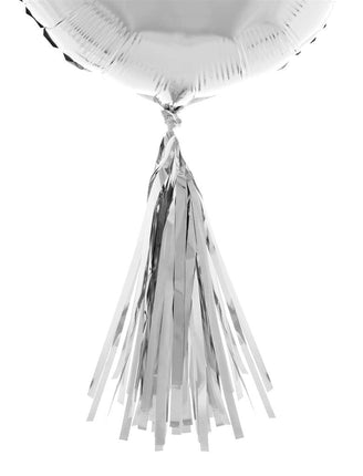 Ballonkwastje zilver van 35 cm met gefranjerde reepjes, geknoopt onder een zilveren folieballon