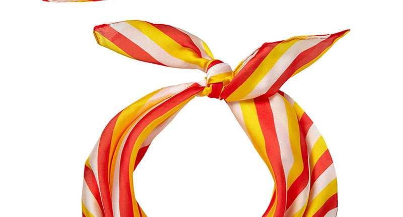 Bandana Oeteldonk met rood-geel-witte strepen, geknoopt als hoofddoek en als halsdoek voor carnaval