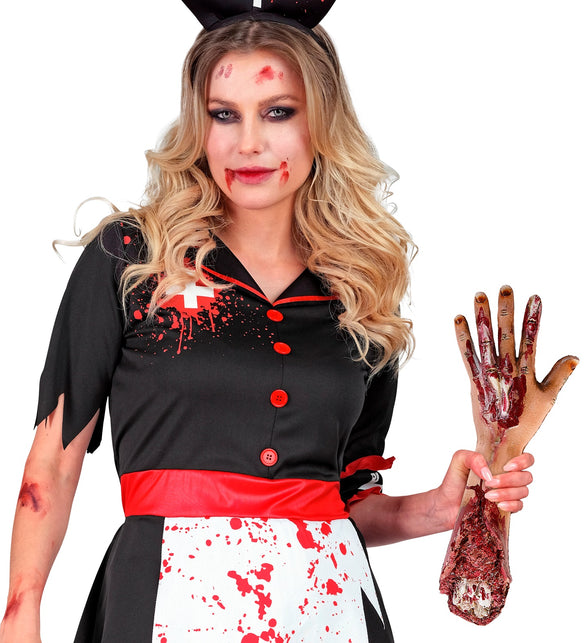 Bebloede afgehakte onderarm in de hand gehouden bij een zombieverpleegsterkostuum voor Halloween