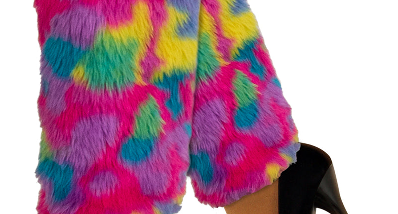 Beenwarmers pluche met camouflageprint in regenboogkleuren en zwarte boord, gedragen bij zwarte hoge hakken