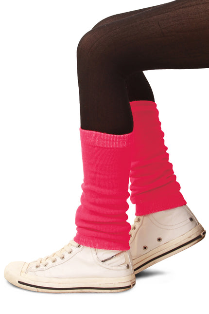 Beenwarmers roze voor kinderen, felroze gebreide beenstukken over een zwarte maillot en witte sneakers