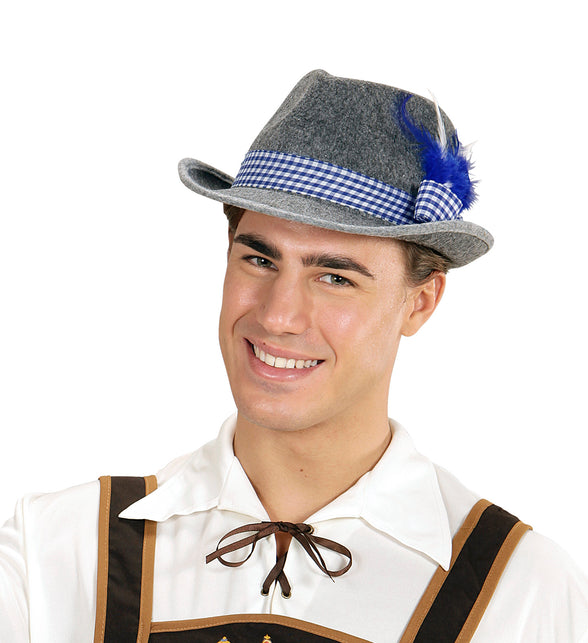 Beierse fedora met blauwe veren gedragen door man bij lederhosen op het Oktoberfest
