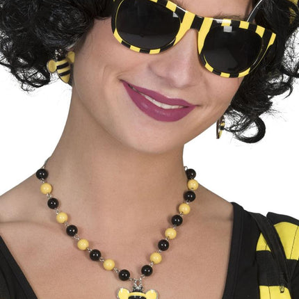 Bijenketting geel zwart gedragen om de hals bij een bijenlook op een themafeest