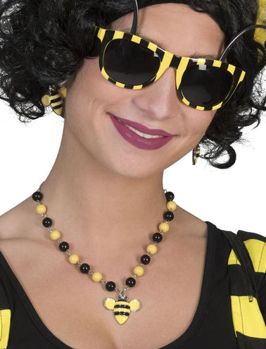Bijenketting geel zwart gedragen om de hals bij een bijenlook op een themafeest
