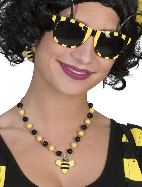 Bijenketting geel zwart gedragen om de hals bij een bijenlook op een themafeest