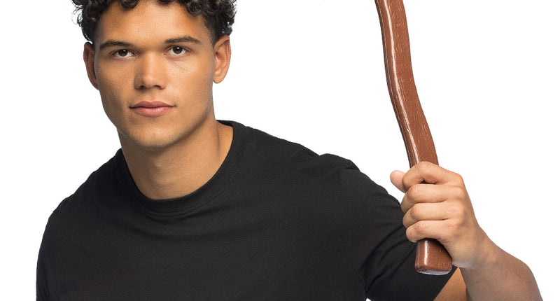 Bijl Bloody 49 cm met zwarte bebloede kop, vastgehouden bij een Halloween-outfit