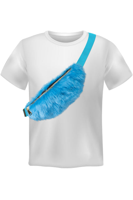 Blauw pluche heuptasje schuin over de schouder gedragen bij een wit shirt op een feest