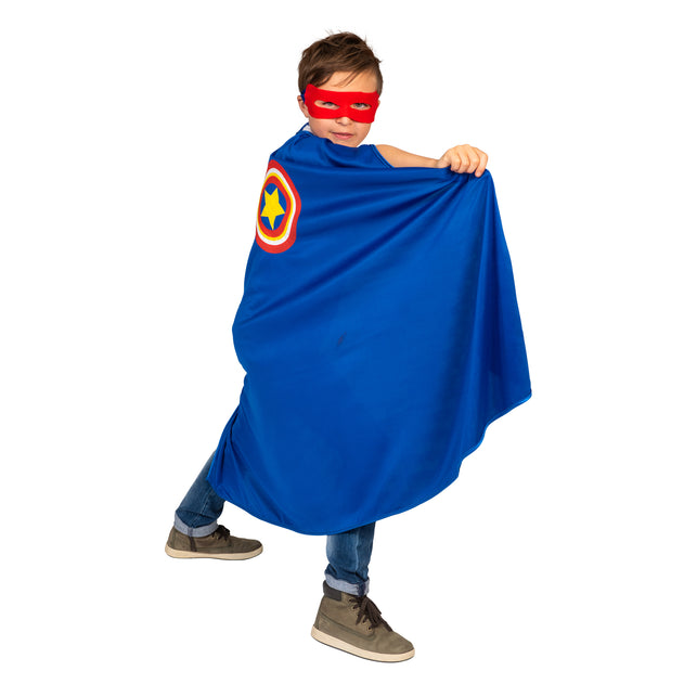 Blauwe superheldencape Jerome opgehouden, met geel sterrenschild in rood-witte ringen