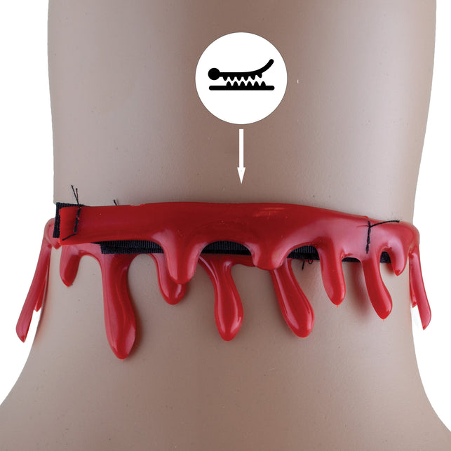 Bloeddruppelketting om de hals gedragen, rode latexdruppels op een zwarte band met zwarte steken