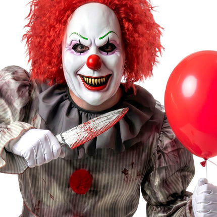 Bloederig mes in witte handschoen bij horrorclownlook met rode pruik