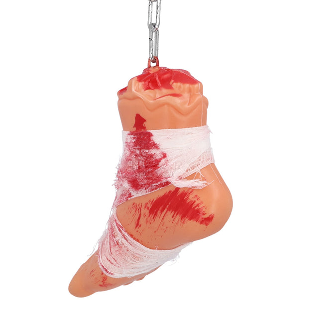 Bloederige voet van opzij met bloedspatten op de hiel en een rood oogje aan de ketting