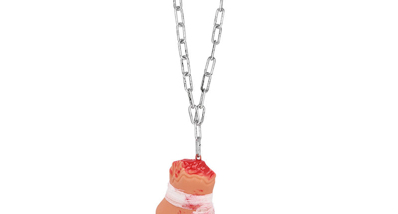 Bloederige voet aan zilverkleurige ketting met wit verband en rode wond, hangdecoratie voor Halloween