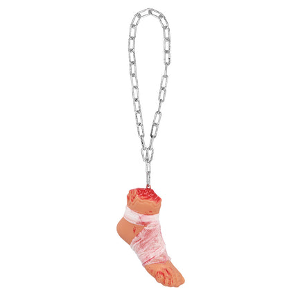 Bloederige voet aan zilverkleurige ketting met wit verband en rode wond, hangdecoratie voor Halloween