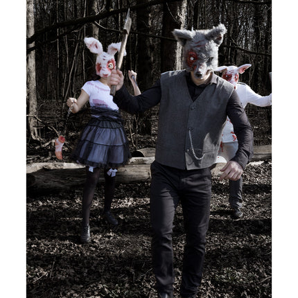 Bloederige weerwolf halfmasker gedragen in een donker bos als horrorlook voor Halloween