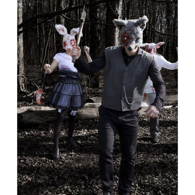 Bloederige weerwolf halfmasker gedragen in een donker bos als horrorlook voor Halloween
