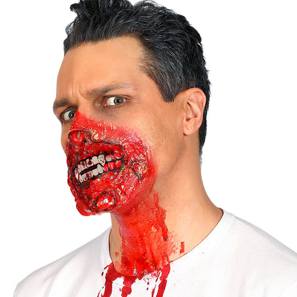 Bloedgel gebruikt voor een bloederige wond rond mond en hals bij een Halloweenschmink