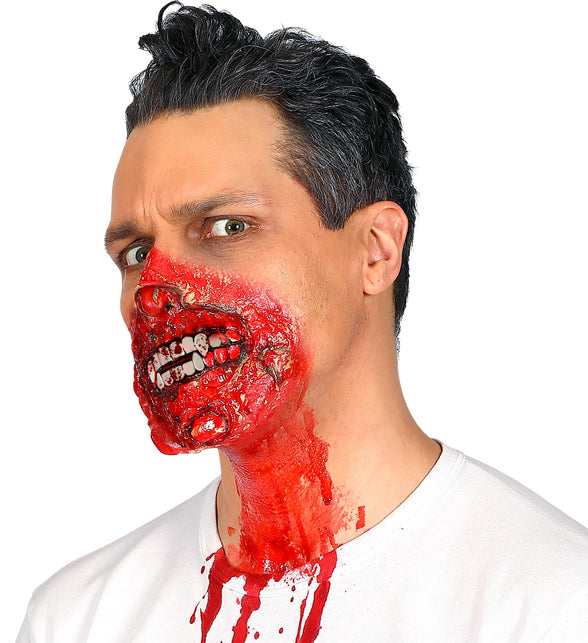 Bloedgel gebruikt voor een bloederige wond rond mond en hals bij een Halloweenschmink