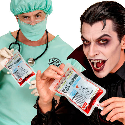 Bloedzakjes gedragen bij een vampierkostuum en een operatiekleding-look op Halloween