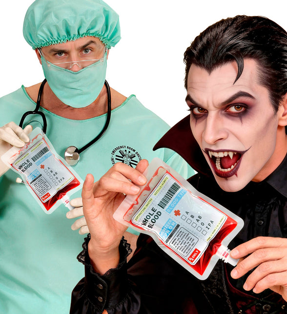 Bloedzakjes gedragen bij een vampierkostuum en een operatiekleding-look op Halloween