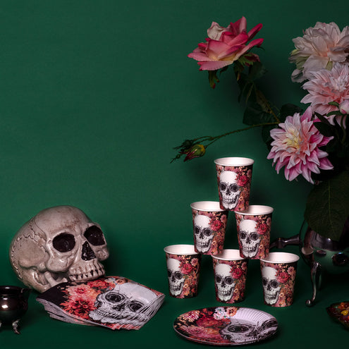 Bloemenprint op het papieren bordje Day of the Dead, zichtbaar met geribbelde rand