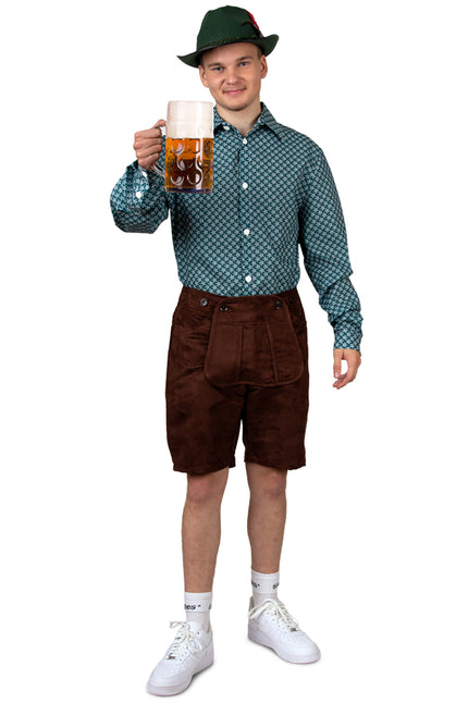 Blouse Tirol heren in groen met fijn wit dessin, gedragen met bruine korte broek op het Oktoberfest