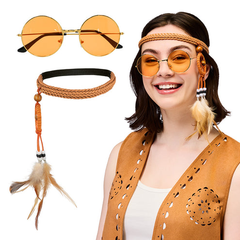 Boho set met gevlochten hoofdband met veren en ronde oranje partybril, los en gedragen bij een hippielook