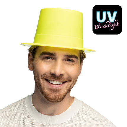 Neongele neon hoge hoed UV met rechte bol, gedragen door een man voor een glowfeest