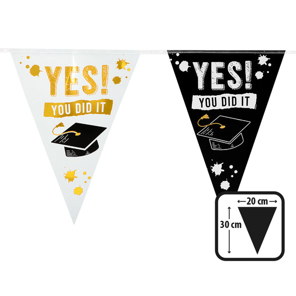 Vlaggenlijn Yes you did it, zwarte en witte punt van 30 bij 20 cm met gouden letters en examenhoedje
