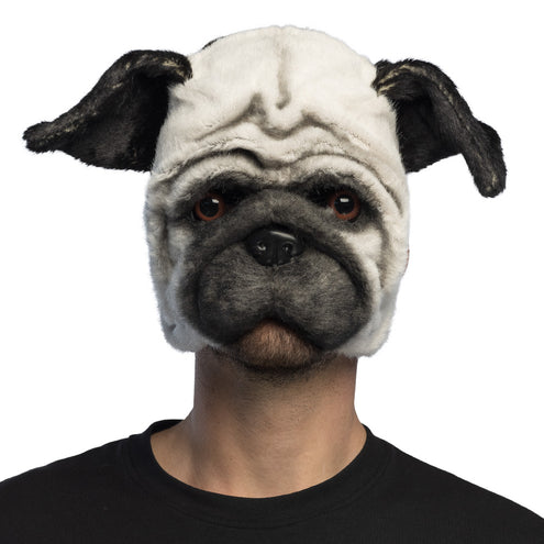 Pluche mopshond masker (pug) in crèmewit met grijze snuit en zwarte flaporen, gedragen als halfmasker