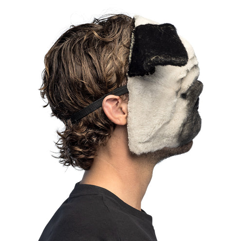 Mopshond masker zijaanzicht met zwart elastiek achter het hoofd