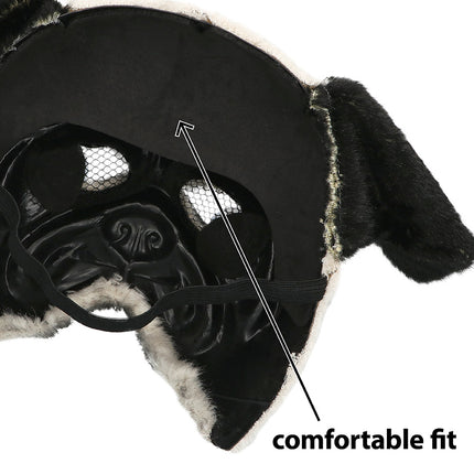 Binnenkant van het pluche pug masker met elastiek en gaas achter de oogopeningen