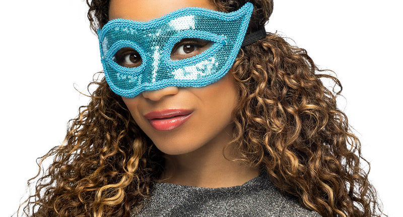 Venetiaans oogmasker met pailletten in turquoise, gedragen door vrouw met zwart bandje