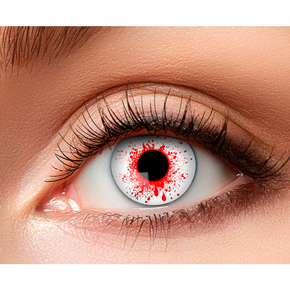 Weeklenzen Bloody close-up: witte lens met rode bloedspatten en druipers rond de pupil