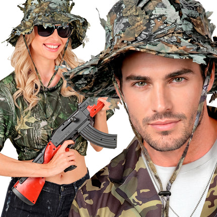 Boonie hoed camouflage gedragen door dame en heer bij een legerthemafeest