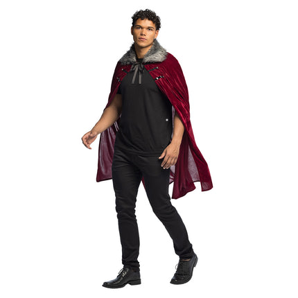 Bordeaux Cape Crimson vampier met open voorkant over een zwart shirt