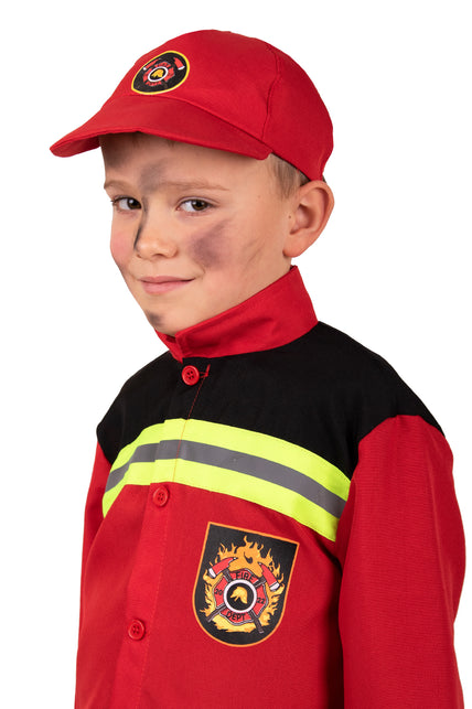 Brandweerembleem met vlammen op het jasje en rode pet met logo, close-up
