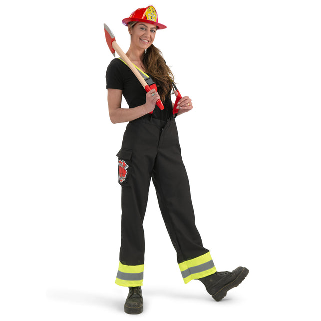Brandweervrouw broek Franny met reflecterende enkelbanden, gedragen met zwart shirt op een themafeest