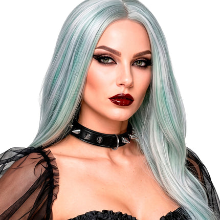 Brede zwarte spikes choker bij gothicoutfit met kant, ring aan de voorzijde