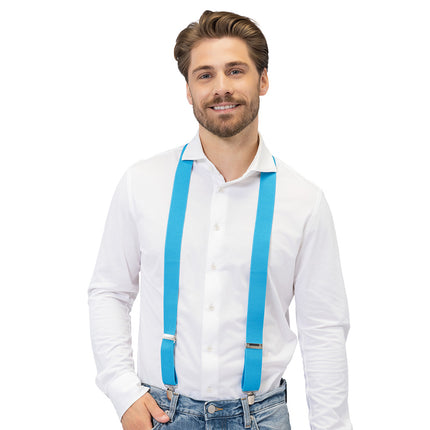 Bretels Basic blauw met zilverkleurige clips, gedragen over een wit overhemd en spijkerbroek voor carnaval