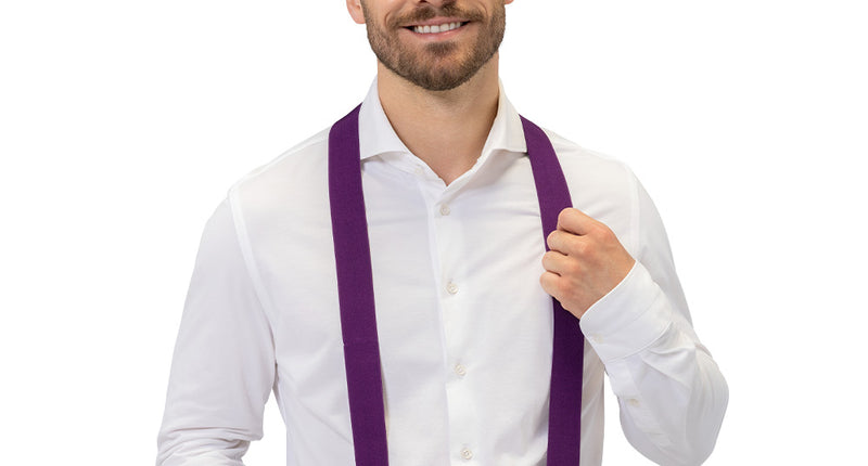 Bretels basic paars voor heren over een wit overhemd, met zilverkleurige schuifgespen en clips aan de broekband