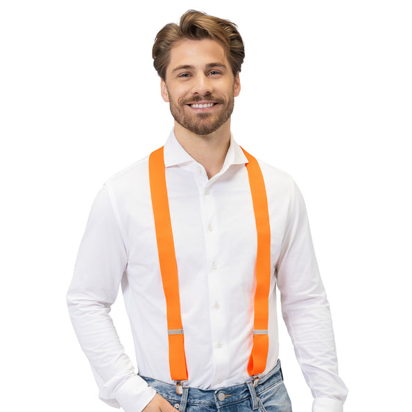 Bretels neonoranje UV voor heren met metalen clips, gedragen over een wit overhemd en spijkerbroek