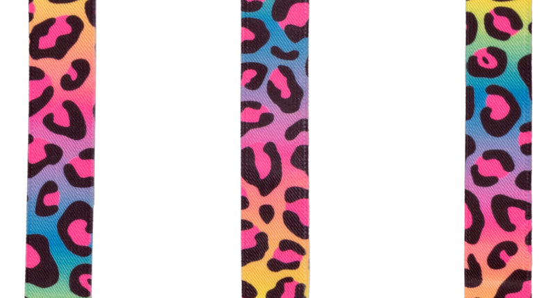 Bretels panterprint multicolor met felroze vlekken, Y-model en drie zilveren clips voor een discofeest