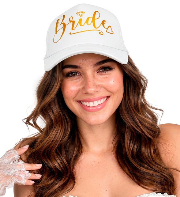 Bride pet wit gedragen door dame, gouden opdruk met diamantje op het voorpaneel