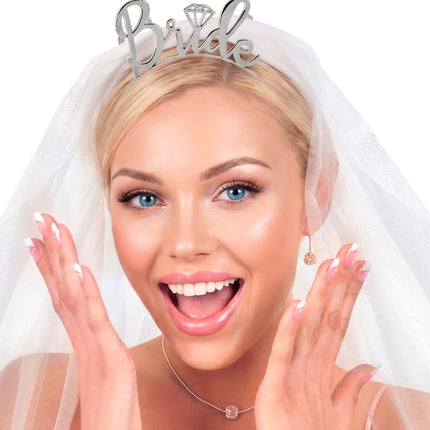 Bride tiara zilver gedragen over een witte sluier bij een bruidenlook
