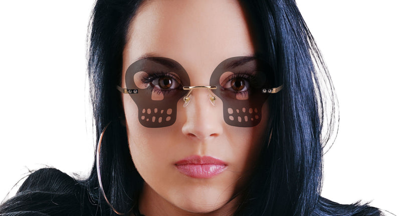 Bril doodshoofd zwart gedragen door vrouw, schedelglazen met open oogholtes, voor Halloween