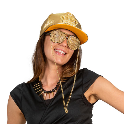 Bril met ketting goud gedragen door vrouw op een discofeest, ketting hangt langs de wangen