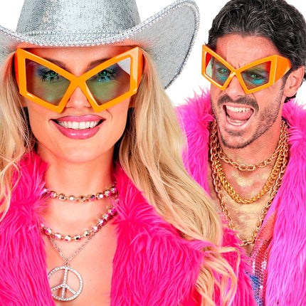 Bril oversized neon oranje gedragen door dame en heer met felle oogschaduw op een neonfeest
